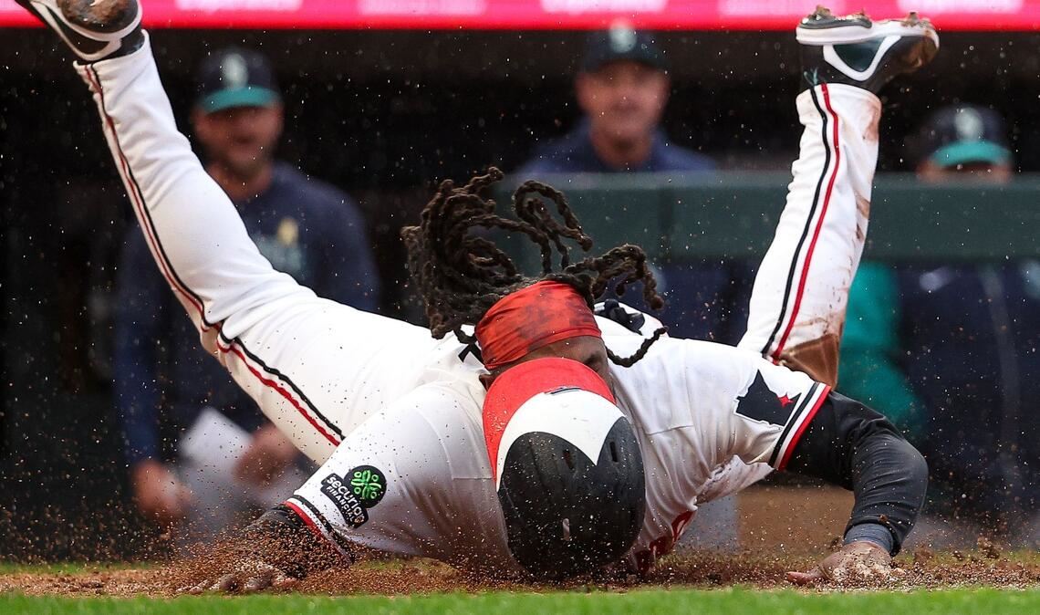Schlagmann der Minnesota Twins, Josh Bell, rutscht sicher auf die Home Plate.