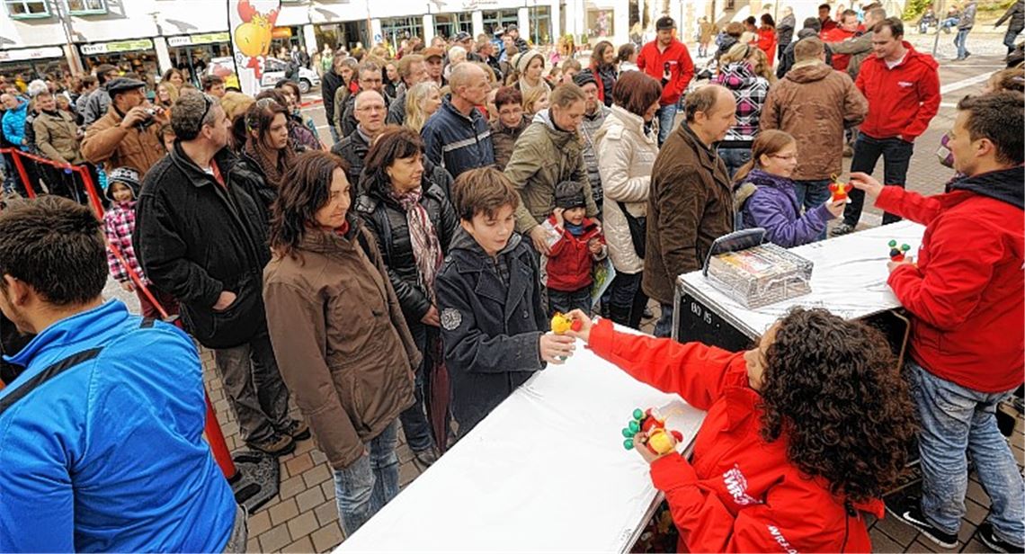 Schlange stehen für den Elch: Der Südwestrundfunk bringt auf dem Kelterplatz jede Menge Plüschtiere unters Volk.