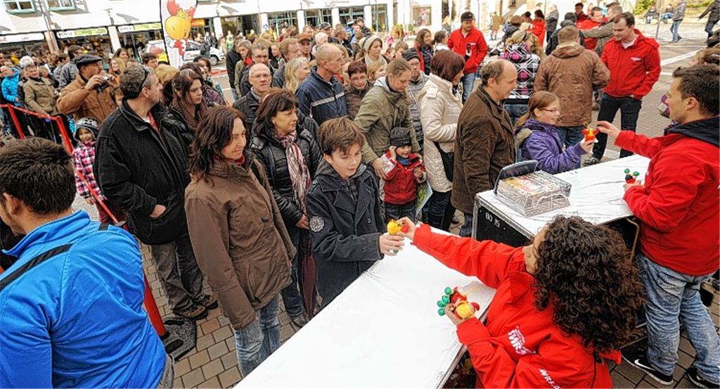 Schlange stehen für den Elch: Der Südwestrundfunk bringt auf dem Kelterplatz jede Menge Plüschtiere unters Volk.