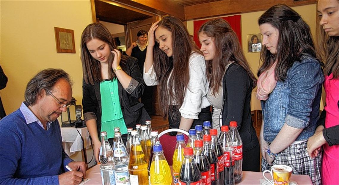 Schlange stehen für ein Autogramm: Christoph Sonntag hat nicht nur Tipps zur gesunden Ernährung im Gepäck, sondern auch seine Tischrede in gedruckter Form.