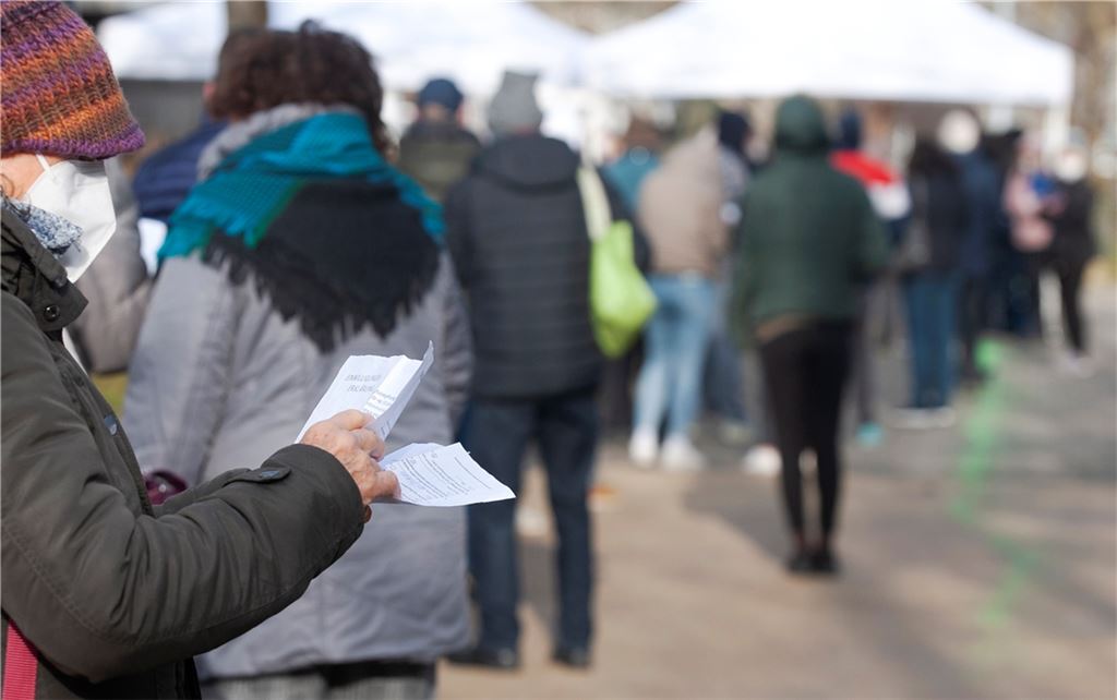 Schlange stehen zum Wochenbeginn am Impfstützpunkt in Mühlacker. Foto: Fotomoment