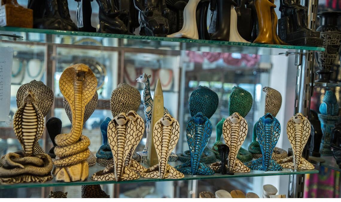 Schlangen-Souvenirs in Ägypten – einem der schlangenreichsten Länder der Welt.