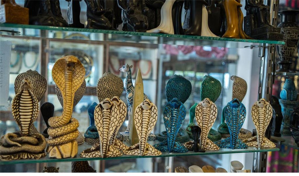Schlangen-Souvenirs in Ägypten – einem der schlangenreichsten Länder der Welt.