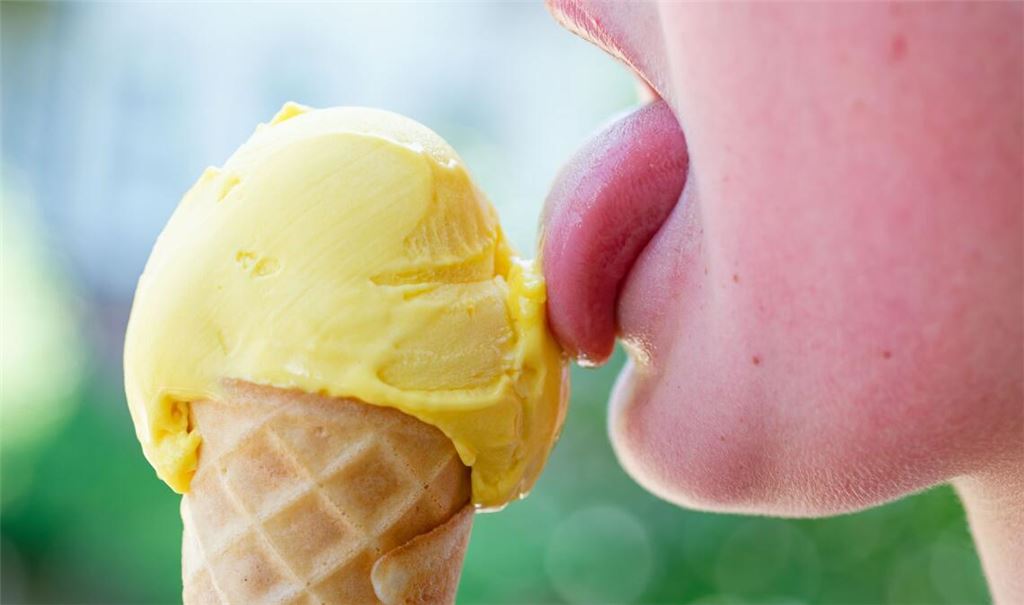 Schlangen vor Eisdielen - damit muss am Wochenende gerechnet werden.  (Archivbild)