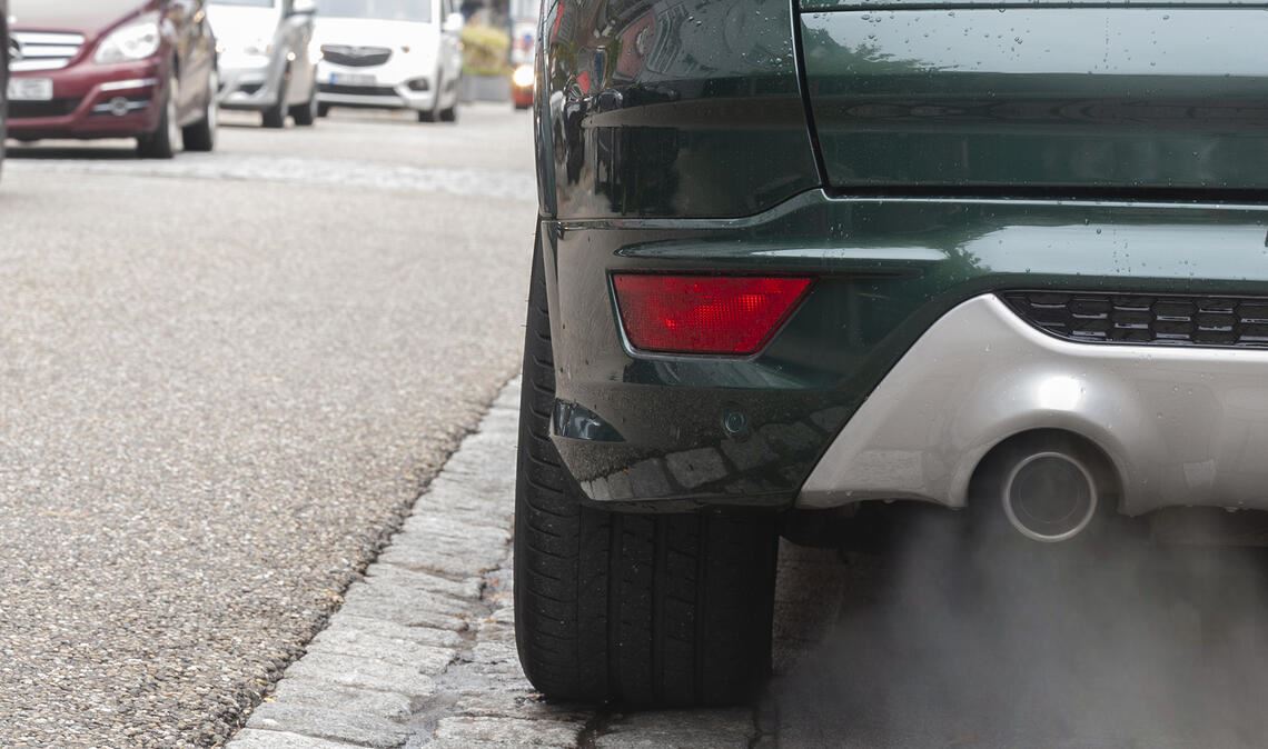Schlechte Luft hat viele Ursachen – etwa Autoabgase von Verbrennern. Foto: Archiv