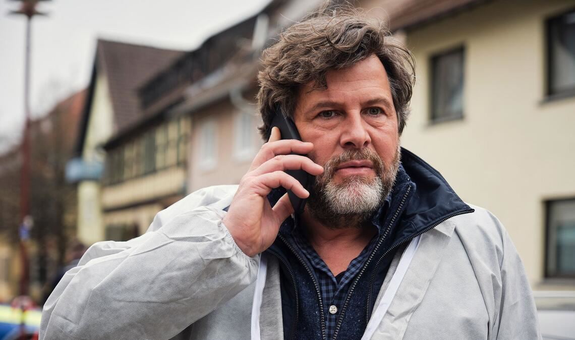 Schlechte Nachrichten für Berg: Sein Bruder ist aus der Psychiatrie geflohen.