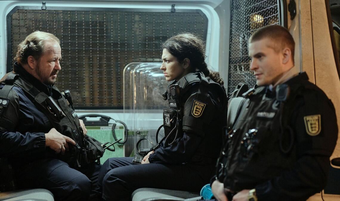 Schlechte Stimmung: Wolle (Andreas Anke, li.) will Mariam (Anna Bardavelidze) und  Timo (Ben Felipe, re.) auf seine Seite ziehen.