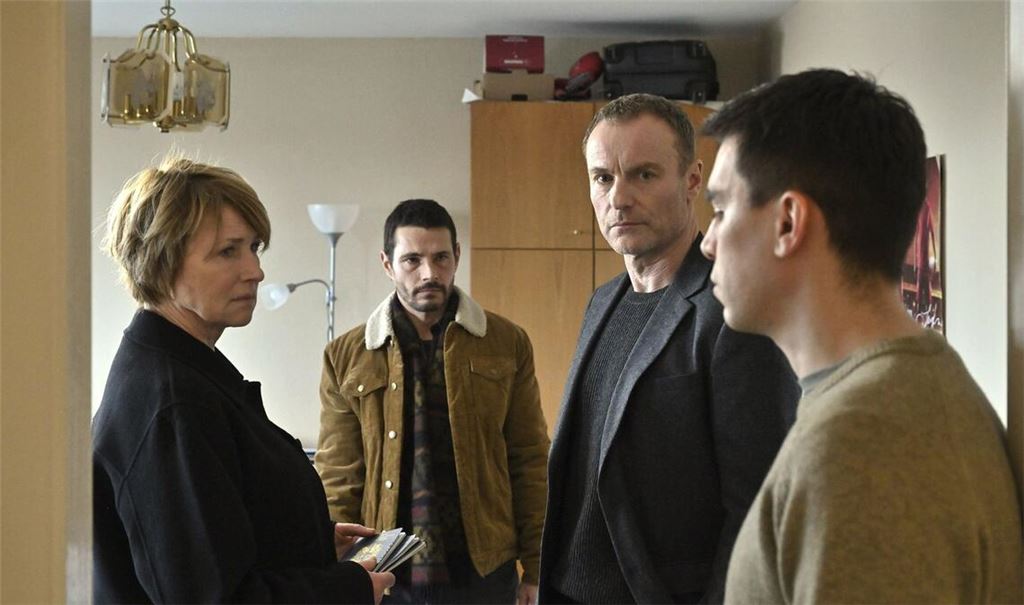 Schließlich finden die Kommissare  heraus, wo der Tote wirklich gewohnt hat: in einer WG mit seinem Bruder Luis (Henry Morales, re.) und Gabriel (Alberto Wolf, zweiter von li.)  Alle drei kommen aus Venezuela und sind illegale Wirtschaftsflüchtlinge.