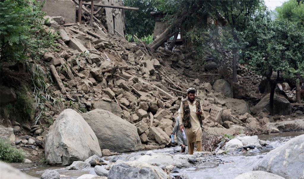 Schlimmes Erdbeben in Afghanistan: Ein Mann geht an einem vom Erdbeben zerstörten Haus vorbei.