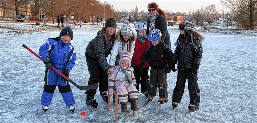 Schlittschuhlaufen ohne große Gefahren: In Ötisheim hat die Gemeinde in der direkten Nachbarschaft der Erlentalhalle eigens eine künstliche Eisfläche angelegt.