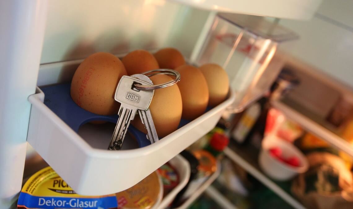 Schlüssel im Kühlschrank? Betroffene einer Demenz neigen dazu, Gegenstände an ungewöhnlichen Stellen zu verlegen.