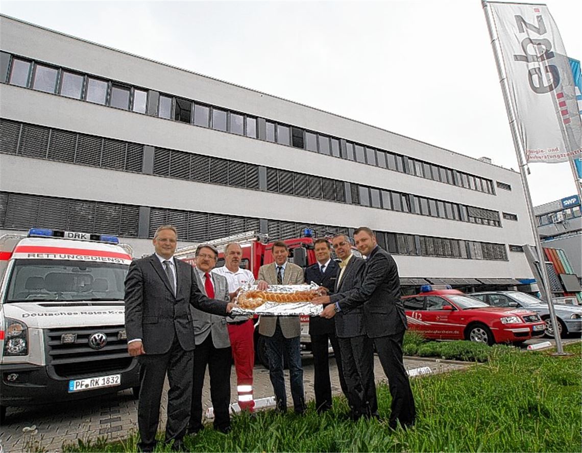 Schlüsselübergabe für die neue Rettungsleitstelle (v.li.): Wolf-Kersten Meyer, Chef der Stadtwerke Pforzheim, die die Räume vermieten, Professor Dr. Wolfgang Kramer, Präsident des DRK-Kreisverbands, DRK-Leitstellenleiter Jürgen Jahnke, Pforzheims Bürgermeister Roger Heidt, Feuerwehr-Leitstellenleiter Armin Reisert, Landrat-Vize Wolfgang Herz sowie Florian Schumacher, Juniorchef von Gewerbebau Schumacher und Partner. Foto: privat