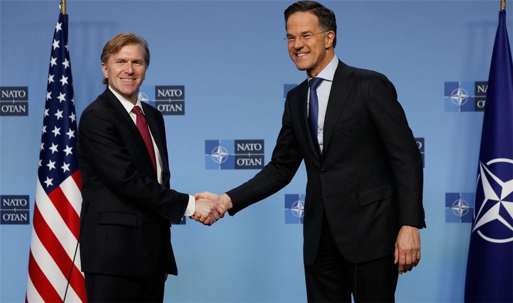 Schlug an der Seite von Nato-Generalsekretär Mark Rutte überraschend versöhnliche Töne an: US-Verteidigungsstaatssekretär Elbridge Colby (l).