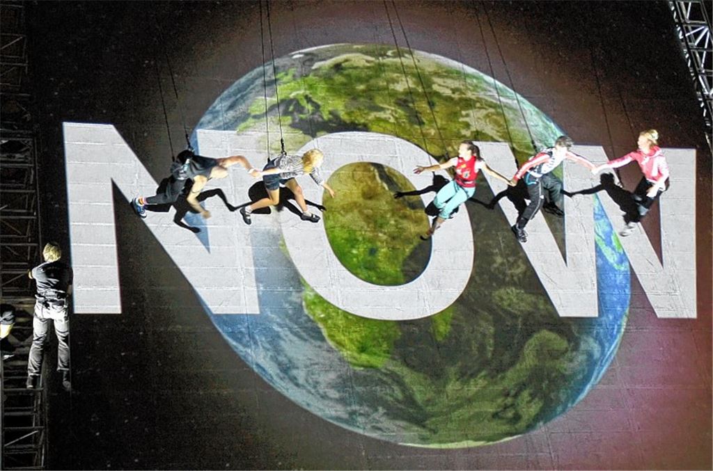 Schlussbild einer Show, die mehr sein will als nacktes Entertainment, sondern eine Botschaft transportiert: Rettet die Welt – jetzt! Foto: Roth