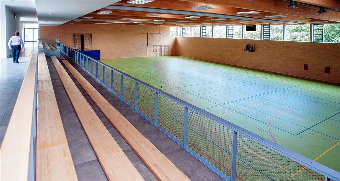 Schlussetappe: Trotz der Baumängel, die das Projekt verzögern, und der Corona-Widrigkeiten wächst bei Bürgermeister Henle die Vorfreude auf die Inbetriebnahme der neuen Halle.Fotomoment