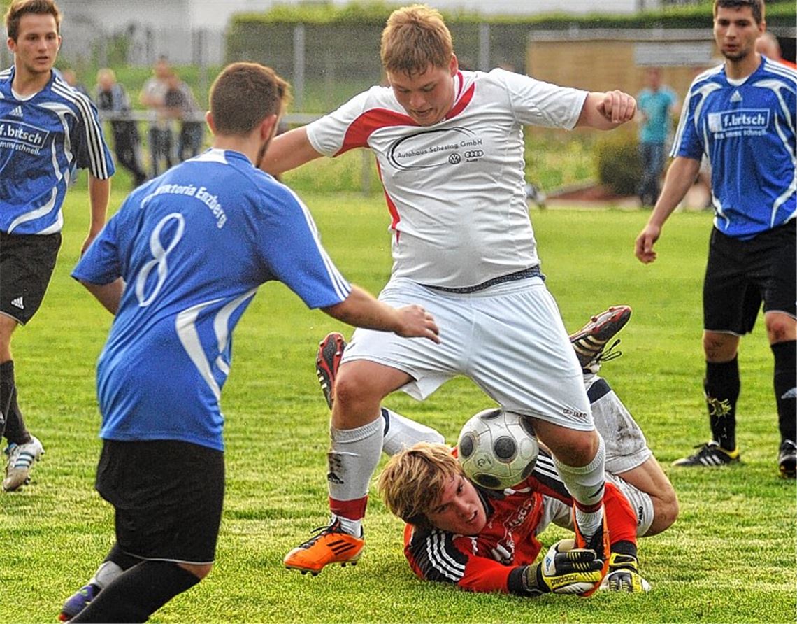Schlussmann Bastian Voges hält für seinen Viktoria Enzberg (blaue Trikots) die Kastanien aus dem Feuer. Foto: Fotomoment