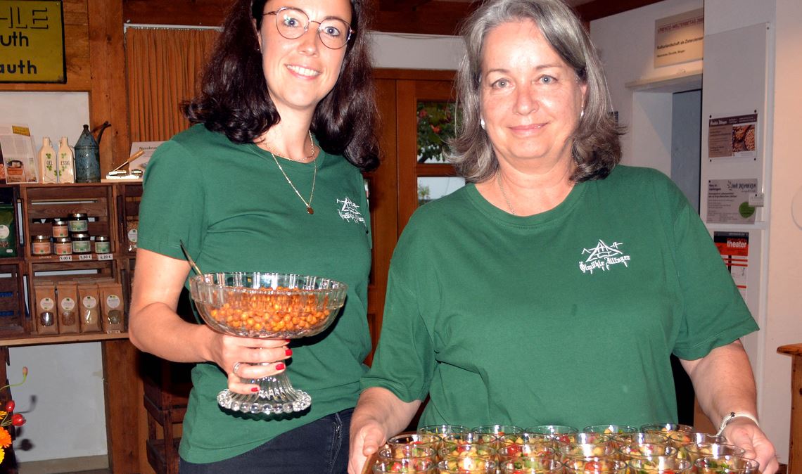 Schmackhafte Überzeugungsarbeit: Stefanie Burkhardt (li.) und Cornelia Hofer-Krauth servieren Kichererbsen-Spezialitäten. Fotos: Stahlfeld