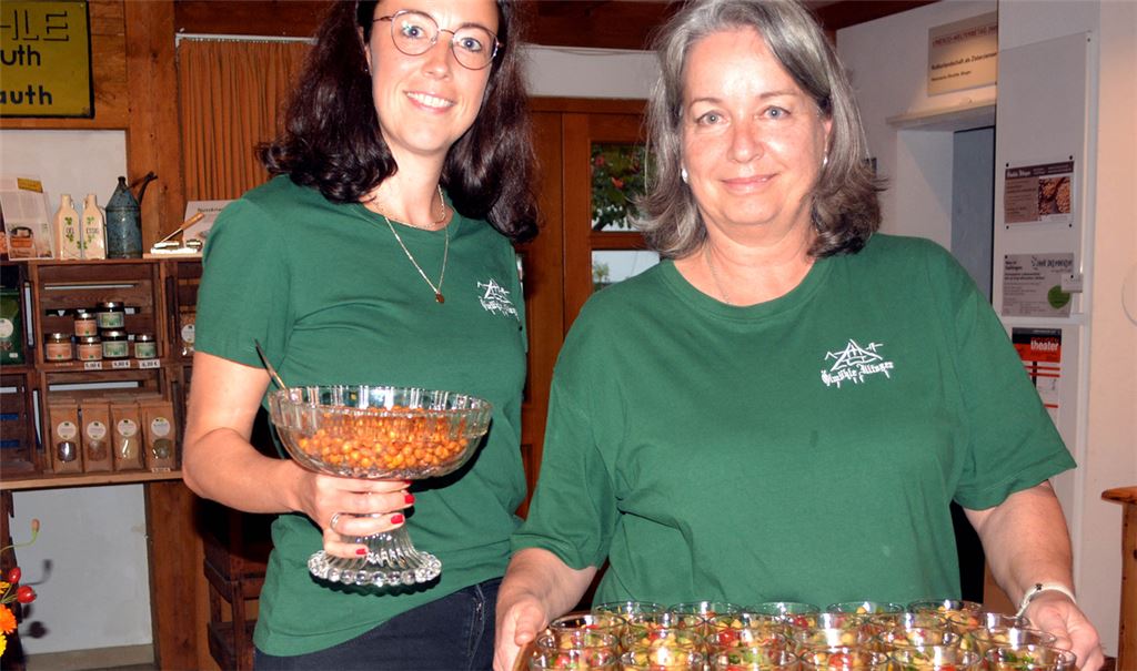 Schmackhafte Überzeugungsarbeit: Stefanie Burkhardt (li.) und Cornelia Hofer-Krauth servieren Kichererbsen-Spezialitäten. Fotos: Stahlfeld