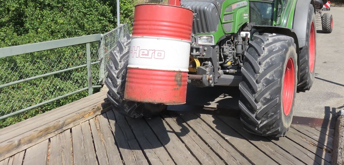 Landwirte brauchen „tragfähige“ Brücke Schmal und schwer zu befahren: Ganz unabhängig von den derzeitigen Schäden stellt die Enzbrücke in Mühlhausen für die örtlichen Landwirte ein Nadelöhr dar. Foto: Becker