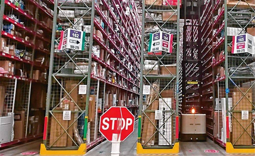 Amazon investiert in neues Hochregallager