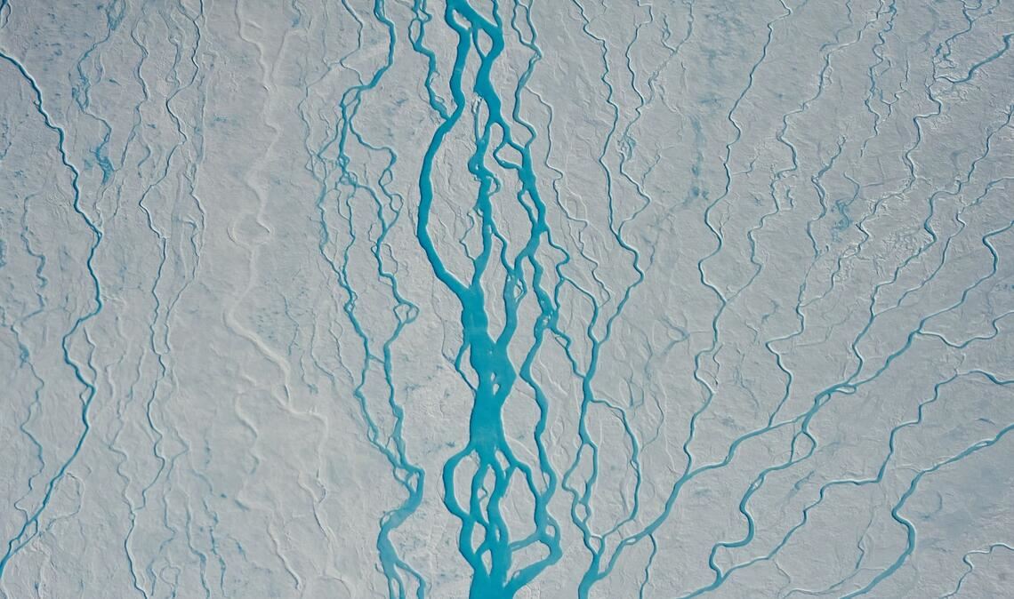 Schmelzwasserflüsse im grönländischen Inlandeis.
