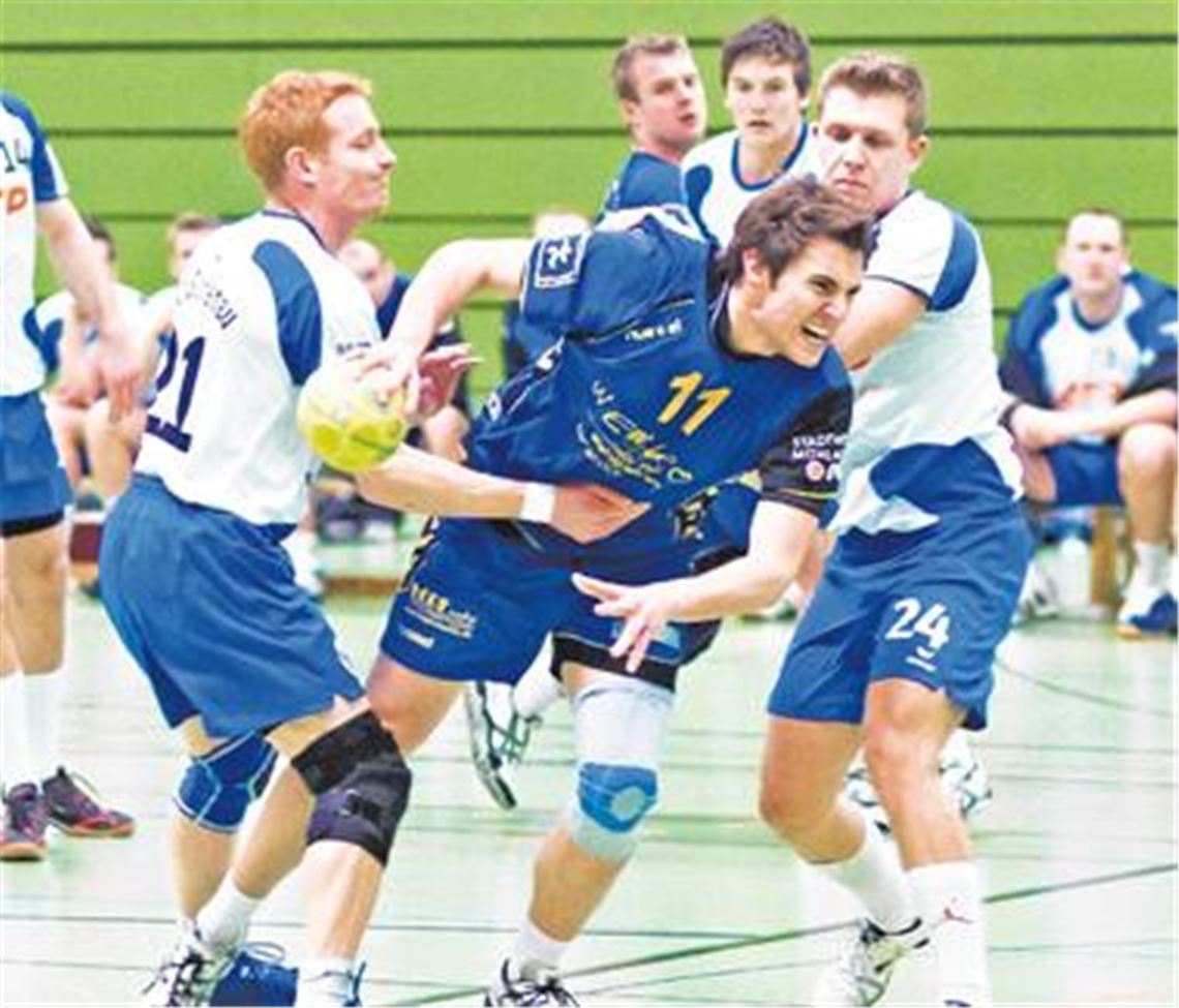 Schmerzhafte Heimniederlage: Blau-Gelb Mühlacker quält sich gegen den TV Büchenau mit vielen Wehwehchen. Nur Daniel Ufrecht (Bildmitte) setzt sich positiv in Szene
Foto: Zschorsch