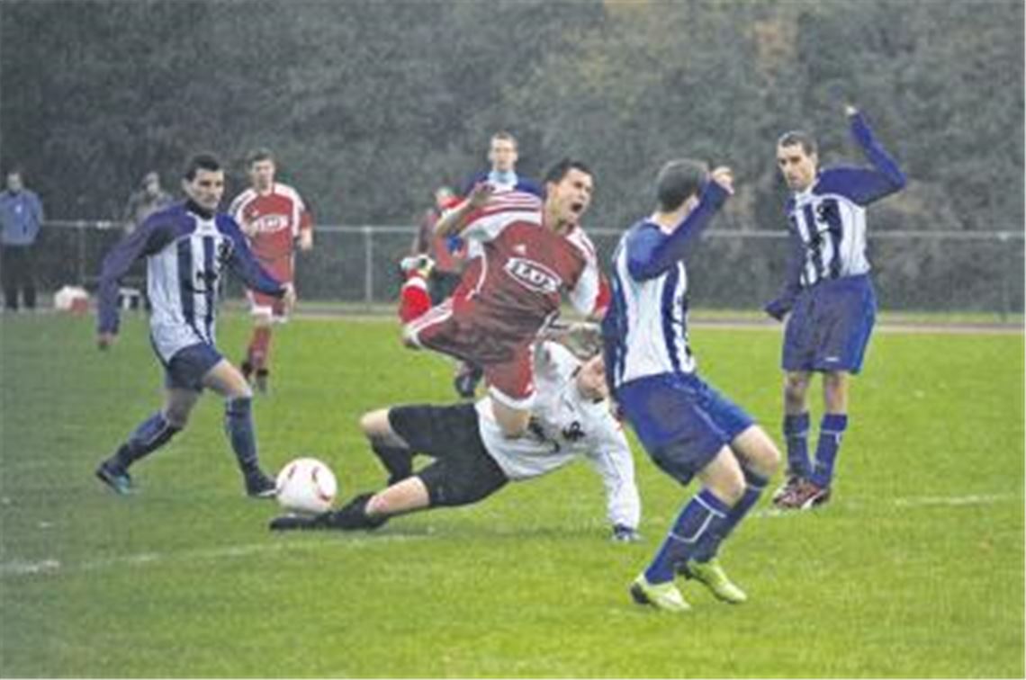Schmerzhafte Niederlage: Der Tabellendritte TSV Maulbronn (in Rot) stolpert über den neuen Spitzenreiter SV Königsbach.
Foto: Fotomoment