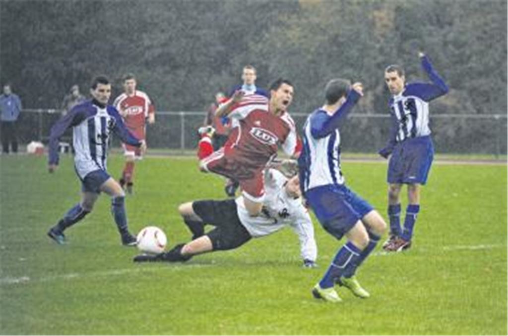 Schmerzhafte Niederlage: Der Tabellendritte TSV Maulbronn (in Rot) stolpert über den neuen Spitzenreiter SV Königsbach.
Foto: Fotomoment