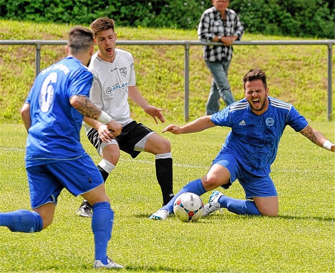 Schmerzhafte Niederlage: Illingen (in Blau) braucht nun ein Fußball-Wunder. Foto: Fotomoment