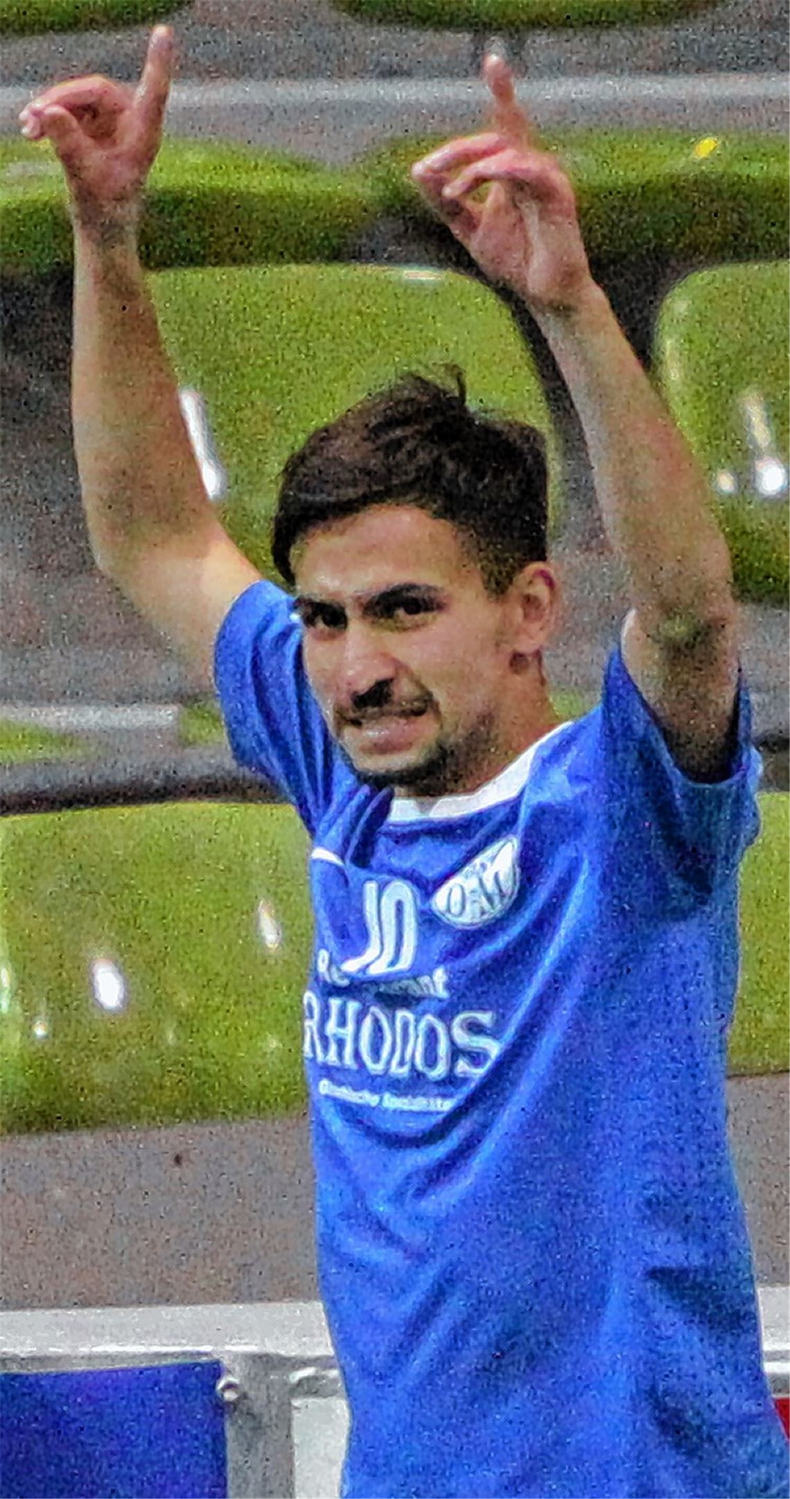 Schmerzverzerrtes Gesicht und triumphierende Geste: Mesut Adibelli schießt 08 Mühlacker trotz Verletzung ins Finale. Foto: Eigner