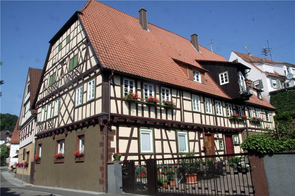Schmuckstück: Für viele gehört das alte Zollhaus heute zu den schönsten Häusern in Enzberg. Foto: Hansen