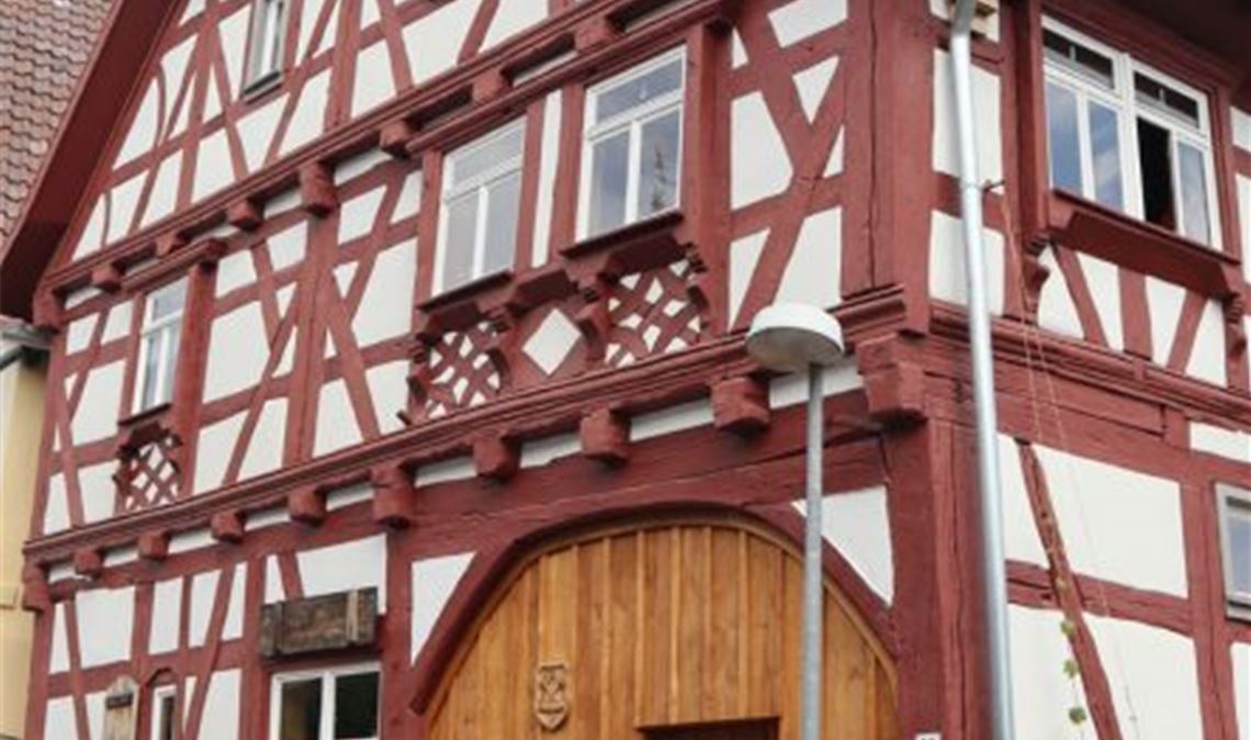Denkmalschutzpreis geht nach Zaisersweiher Schmuckstück: das Gebäude Brettener Straße 20 in Zaisersweiher mit seiner markanten Bohlenbalkendecke. Fotos: Schmäh/Langner