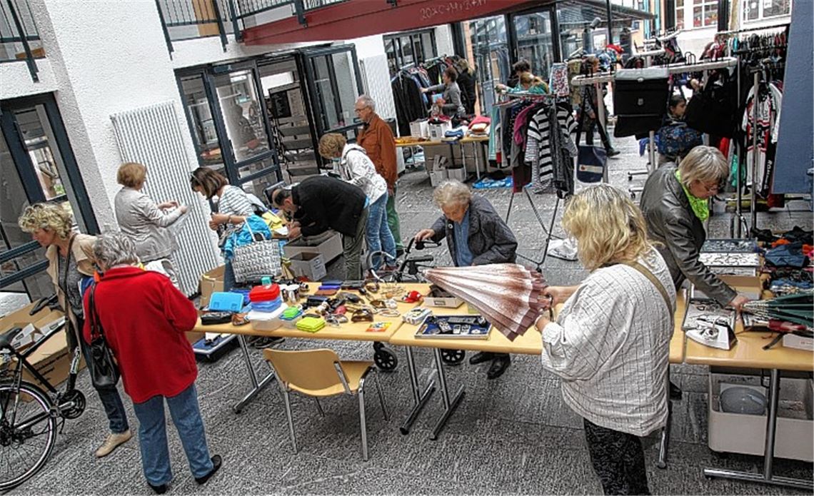 Schnäppchenjäger machen sich beim Verkauf von Fundsachen im Rathaus auf die Suche nach einem passenden – und preisgünstigen – Gegenstand. Fotos: Sadler