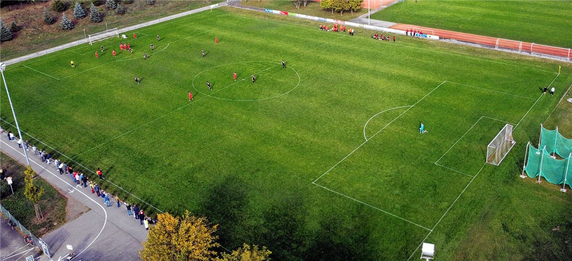 Schnappschuss von oben auf den Maulbronner Sportplatz – zum richtigen Moment: Der Ball zappelt im Netz, nachdem Fabian Frick von der SG einen Freistoß verwandelt hat. Fotos: Schramm, Huber