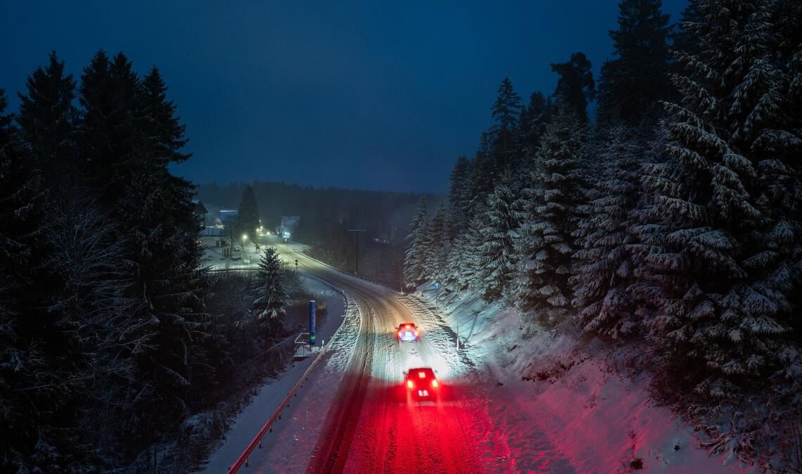 Schneefall im Schwarzwald: Autofahrer auf der B28 bei Freudenstadt.