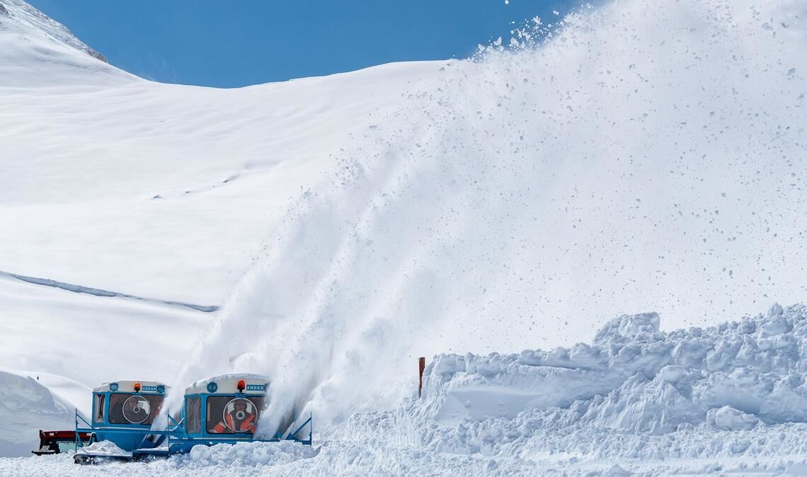 Schneefräsen machen im Mai die Großglockner-Hochalpenstraße frei (Archiv).