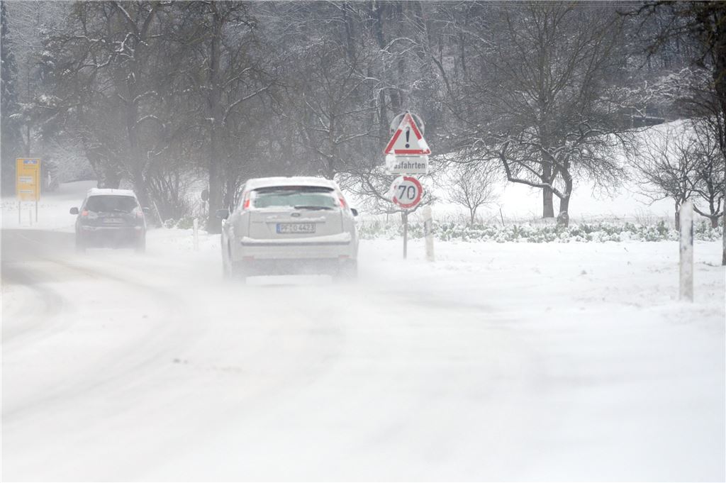 Schneeverwehungen zwischen Enzberg und Ötisheim - Foto: Fotomoment