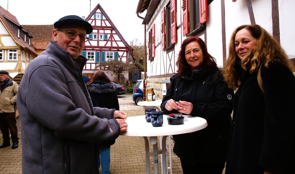 Schnell hat Organisator Bernd Huber noch einige Stehtische nachgestellt und heißt (v.li.) Elke Bielesch aus Hohenhaslach und Iris Schiller aus Gündelbach willkommen. Fotos: Filitz