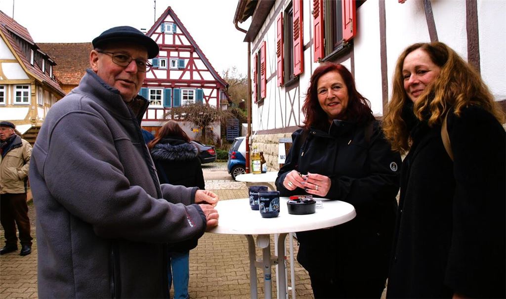 Schnell hat Organisator Bernd Huber noch einige Stehtische nachgestellt und heißt (v.li.) Elke Bielesch aus Hohenhaslach und Iris Schiller aus Gündelbach willkommen. Fotos: Filitz