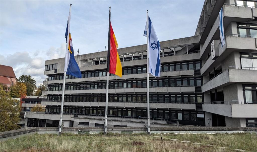 Schnell ist Ersatz für die zerstörten Flaggen beschafft worden. Foto: Stadt Pforzheim/Ralph Edler