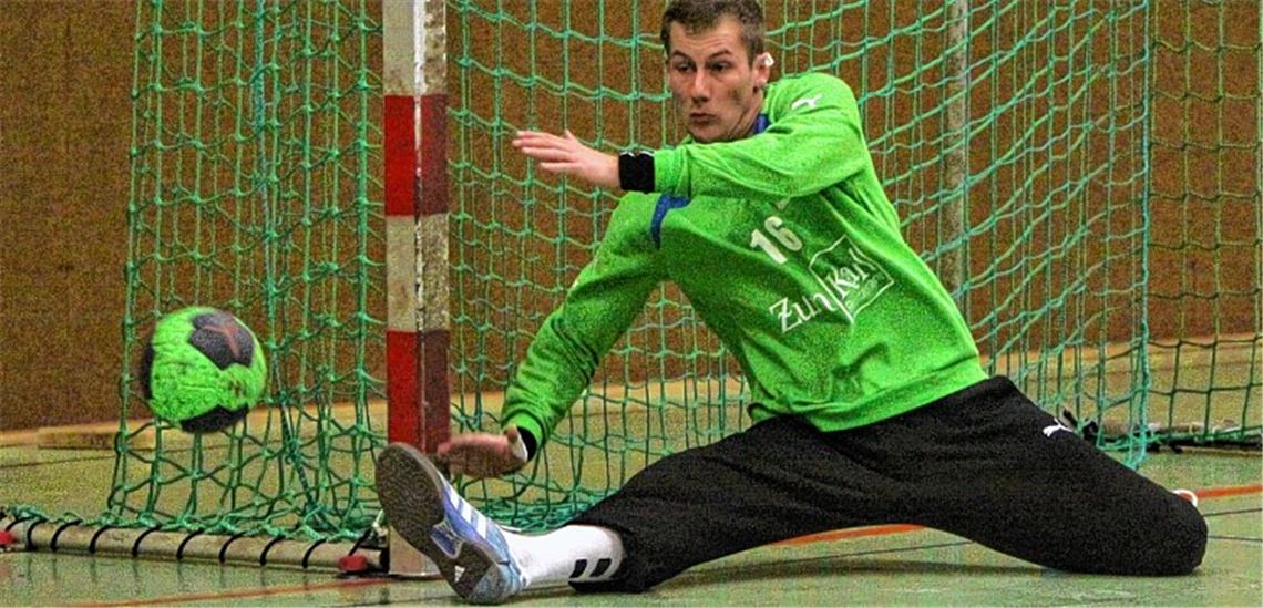 Schnell und beweglich wie eine Katze: Keeper Benjamin Kraus, hier mit einer von etlichen Glanzparade gegen Ispringen II vor wenigen Tagen, ist einer der Erfolgsgaranten des TSV Knittlingen. Foto: Eigner