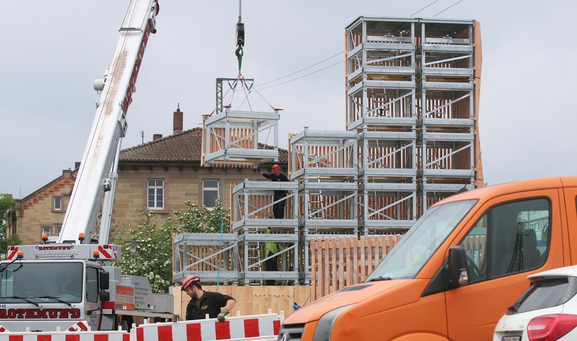 Schnell wächst das halbe Fahrradparkhaus in die Höhe. Foto: Disselhoff