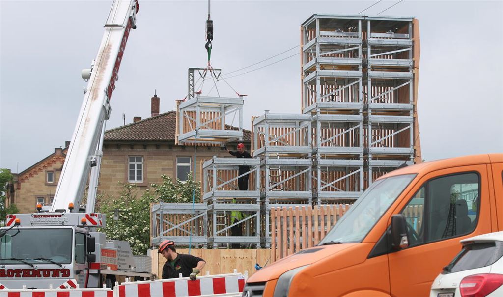 Schnell wächst das halbe Fahrradparkhaus in die Höhe. Foto: Disselhoff
