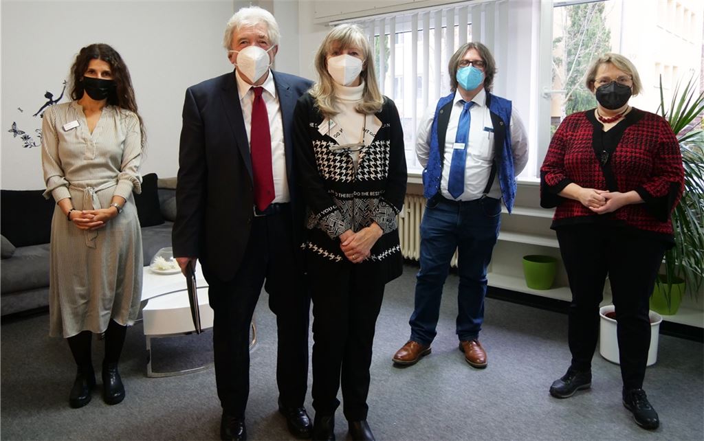 Schnelle Hilfe für Opfer traumatischer Erfahrungen: Dafür wollen Katja Kreeb, Klaus und Heike Böhm, Thomas Hillecke und Katja Mast (v.li.) einstehen. Foto: Friedrich