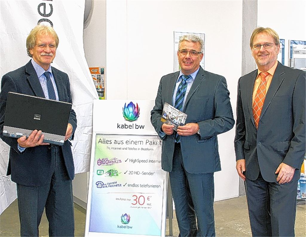 Schnelles Internet soll in Mühlacker noch stärker verbreitet sein. Dazu haben die Stadtwerke Mühlacker (li. Geschäftsführer Jürgen Meeh) und KabelBW (re. die Vertriebsexperten Klaus Jung und Ulrich Maisenbacher) eine Intensivierung ihrer Vertriebspartnerschaft vereinbart.
