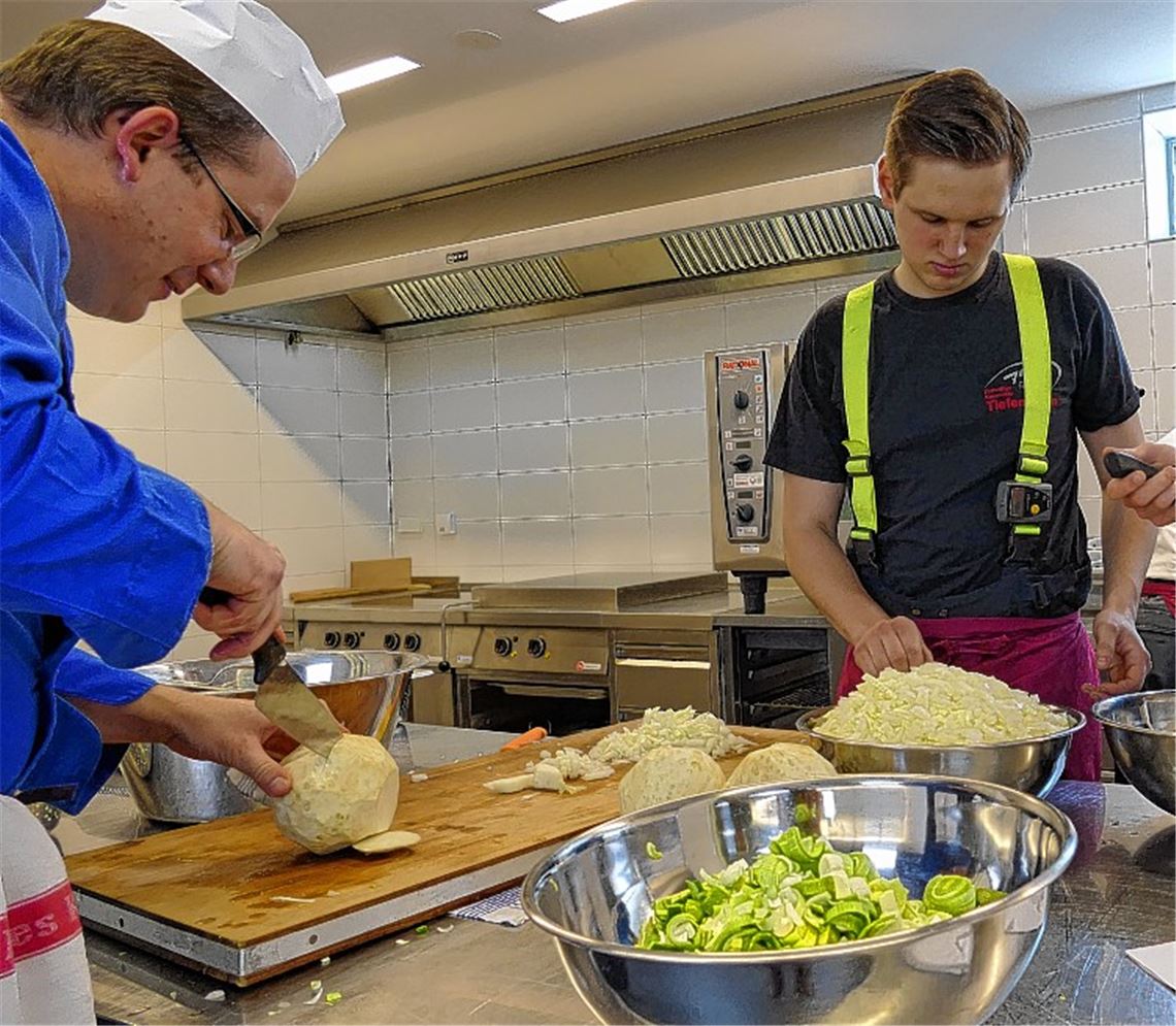 Schnippeln für den Ernstfall. Die Helfer des DRK lernen das Kochen großer Portionen.