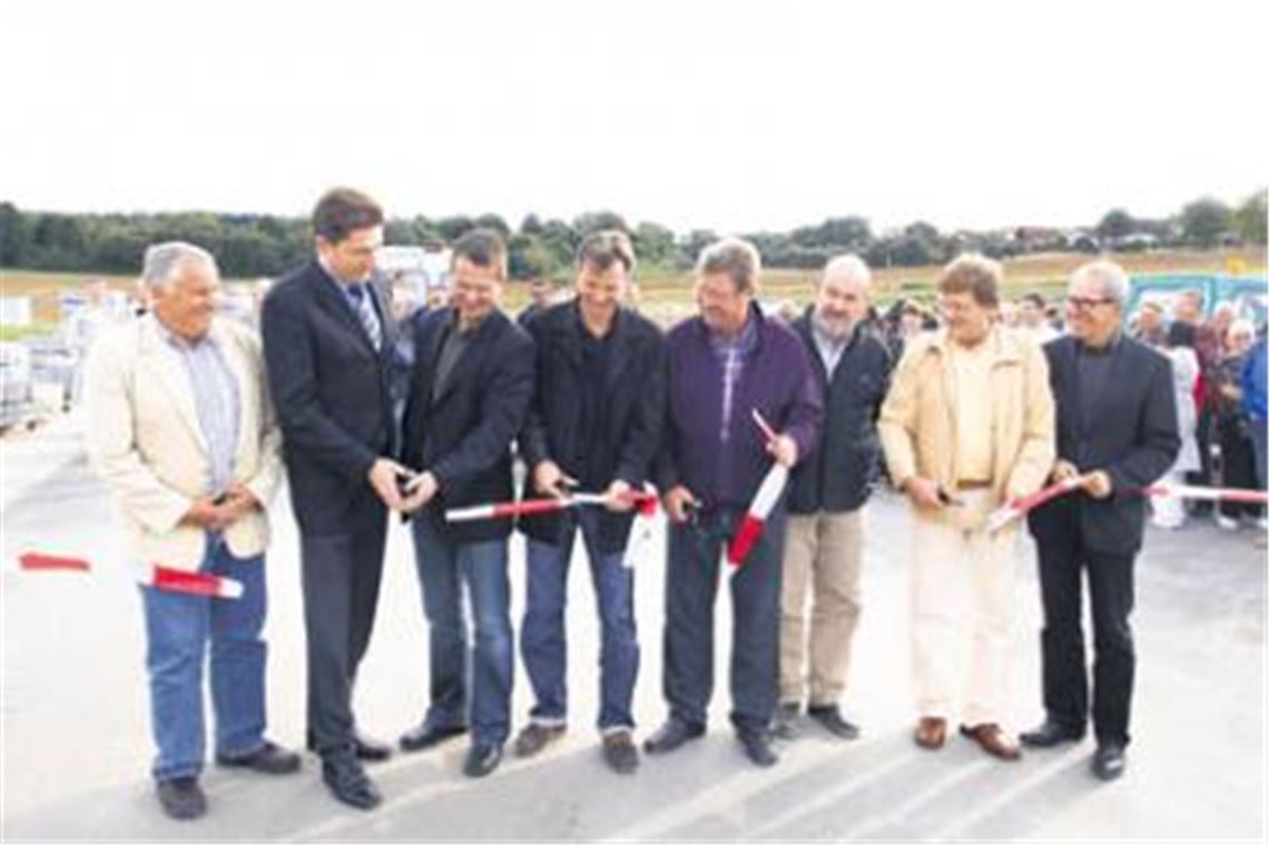 Schnittstelle (v.li.): Fachingenieur Günter Repple, Landratsamt-Amtsleiter Axel Frey, Landratsamts-Mitarbeiter Oliver Müller, Steg-Projektleiter Uwe Schade, Kohler-Geschäftsführer Manfred Schubert, Bauleiter Norbert Held, Bürgermeister Karlheinz Oehler und Architekt Alfred Raible. Foto: Franz
