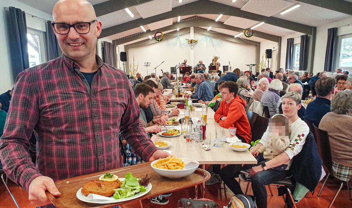 Schnitzel in mehreren Varianten und viel Musik ist den Gästen bei einem neuen Veranstaltungsformat beim Musikverein Mühlacker geboten. Foto: Schröder