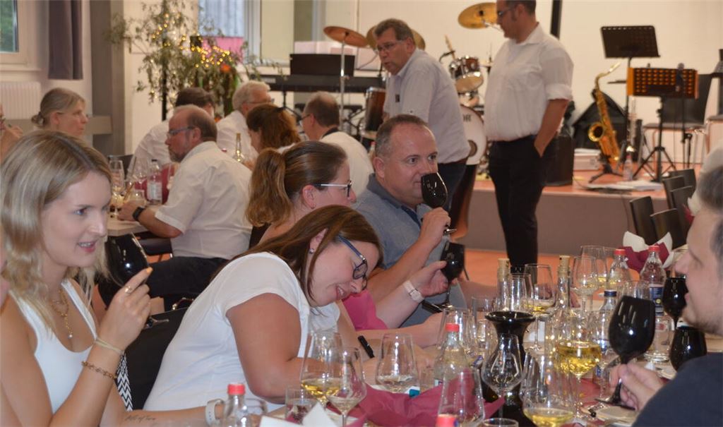 Schnuppern und Zuhören - das tun die Gäste einer Weinprobe im Vereinsheim des MV Mühlacker. Foto: privat