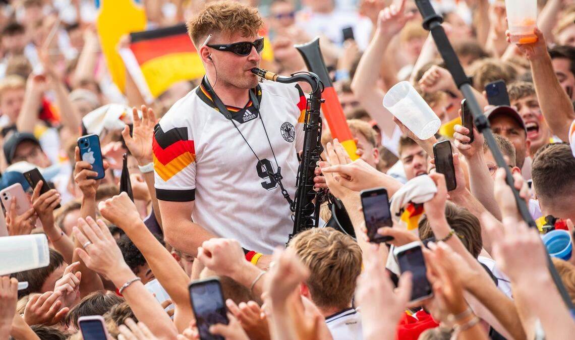 Schnura und das Saxofon: Ein Ballermann-Hit zur WM
